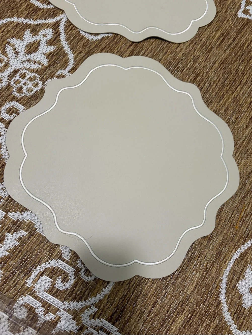 Vinyl Decorative Scallop Beige Tan w/embroidered placemats reversable x 4- 16